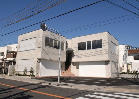 羽曳野市羽曳が丘のテナントビル「Leon Habikino」の外観