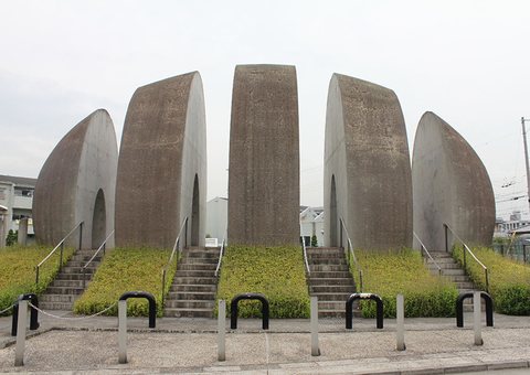 まちに建つコンクリートのモニュメント