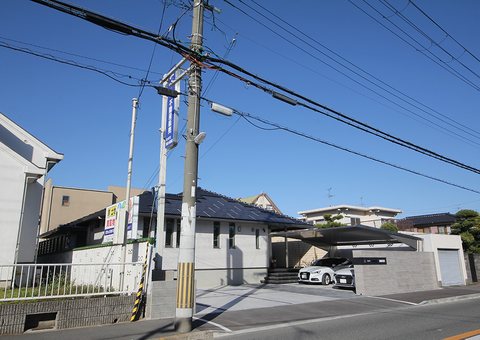 青空の下の住宅街の通り