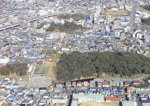 羽曳野市の古墳と住宅地を空から見た風景