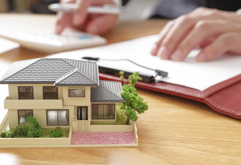 住宅の模型と資金計算