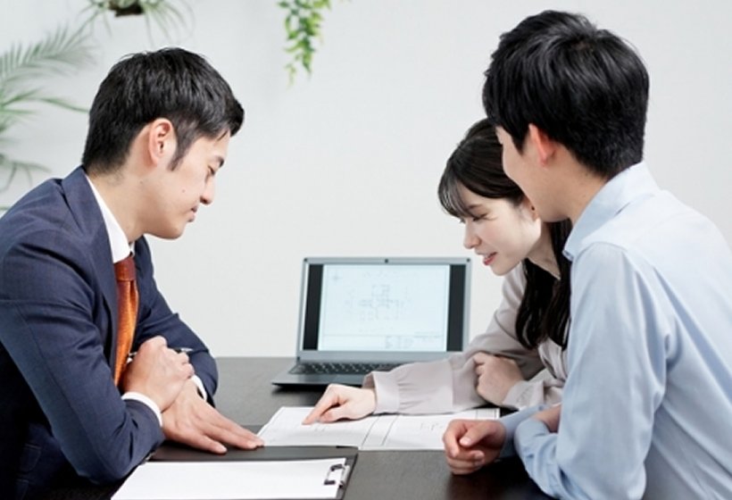 書類を前に売却の相談をする様子